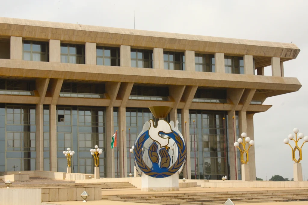 Extérieur de la Fondation Félix Houphouët‑Boigny pour la Recherche de la Paix à Yamoussoukro