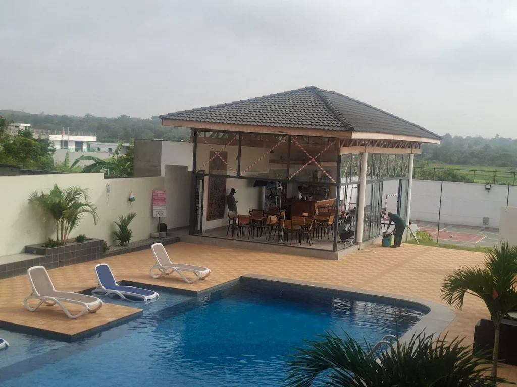 Piscine avec hamacs et bar