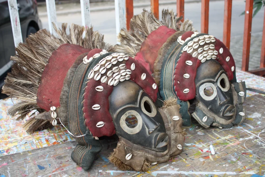 Masques traditionnels ivoiriens — artisanat et culture de Côte d’Ivoire Masques traditionnels ivoiriens en bois et fibres, symboles de l’art et de la culture de Côte d’Ivoire