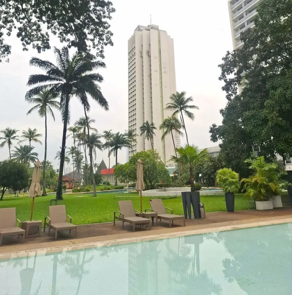 Grande piscine et tour emblématique du Sofitel Hôtel Ivoire, le choix haut de gamme où dormir à Abidjan.