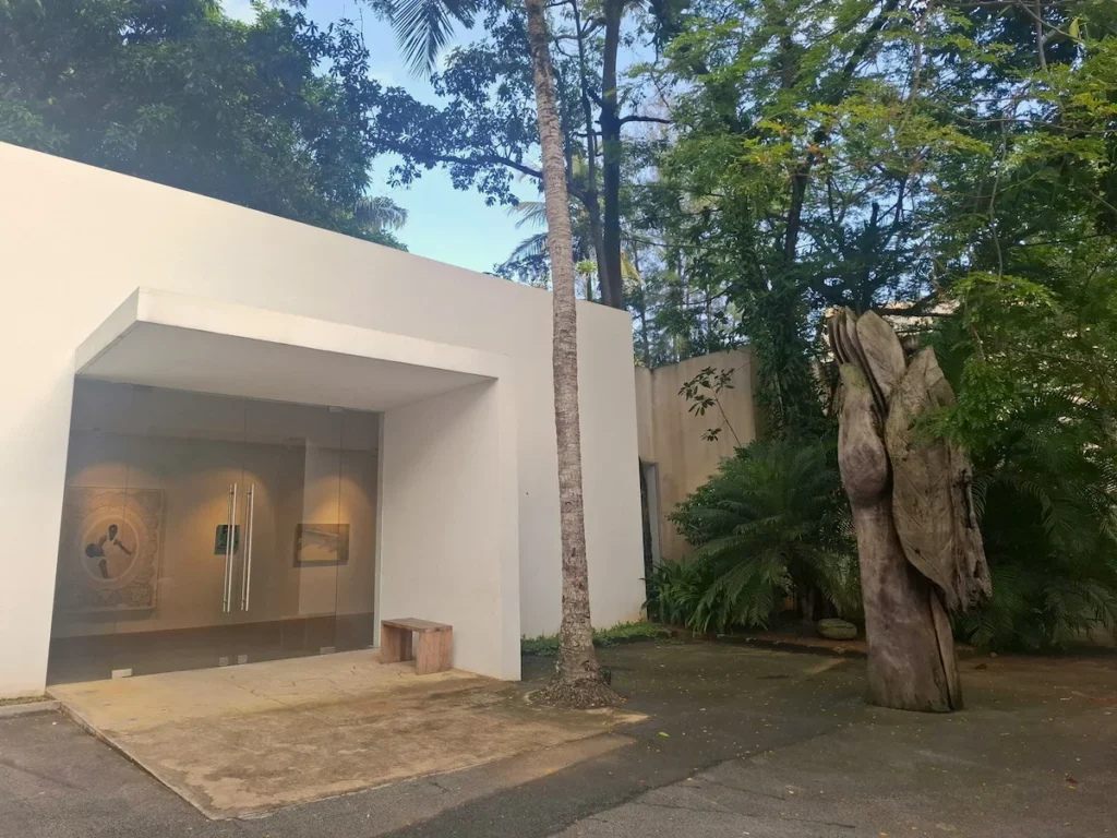 Galerie Cécile Fakhoury – activité culturelle en intérieur Entrée de la Galerie Cécile Fakhoury à Abidjan, une visite idéale les jours de pluie.