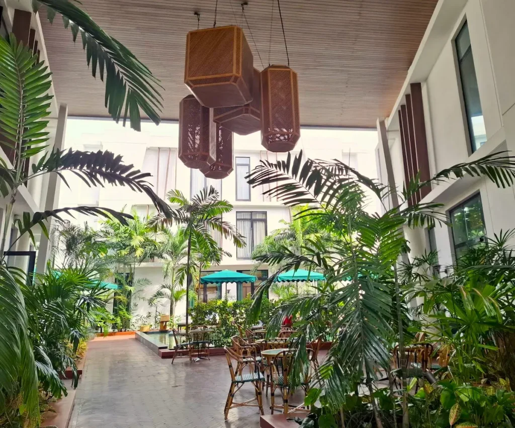 Maison Palmier – hôtel élégant en intérieur Maison Palmier à Abidjan, un hôtel élégant idéal pour profiter d’un moment au calme pendant la saison des pluies.