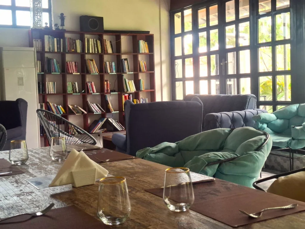 Café Les Petits Futés – endroit cosy en intérieur Intérieur du café Les Petits Futés à Abidjan, un endroit agréable pour se poser pendant la saison des pluies.