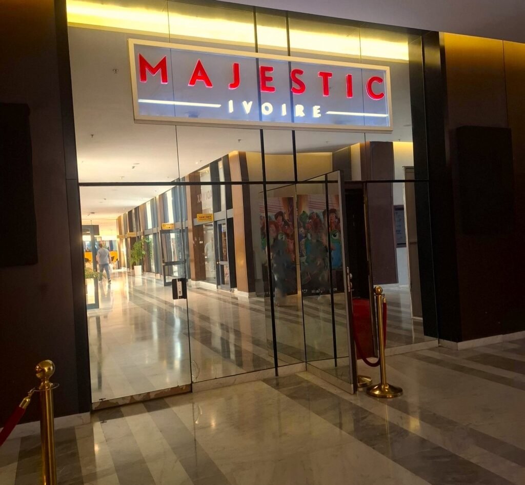 Cinéma Majestic – activité indoor Abidjan Cinéma Majestic d’Abidjan, une option idéale pour profiter d’un film pendant la saison des pluies.