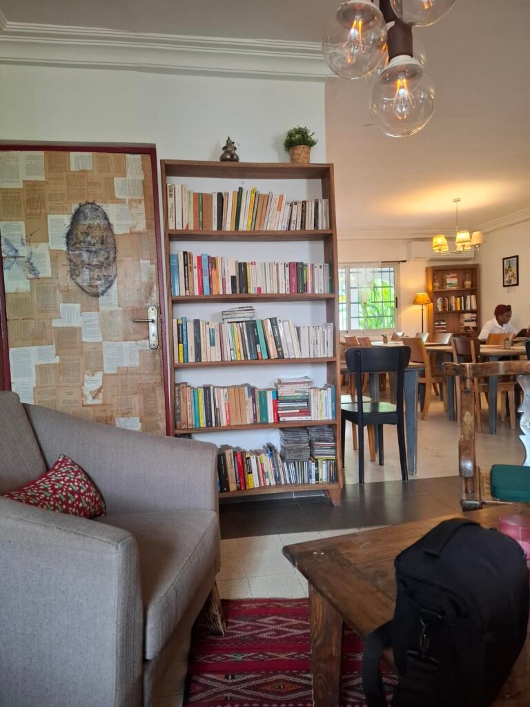 Manawa Café‑Bibliothèque – lieu cosy en intérieur Intérieur du Manawa Café-Bibliothèque à Abidjan, un lieu chaleureux pour se réfugier pendant la saison des pluies.