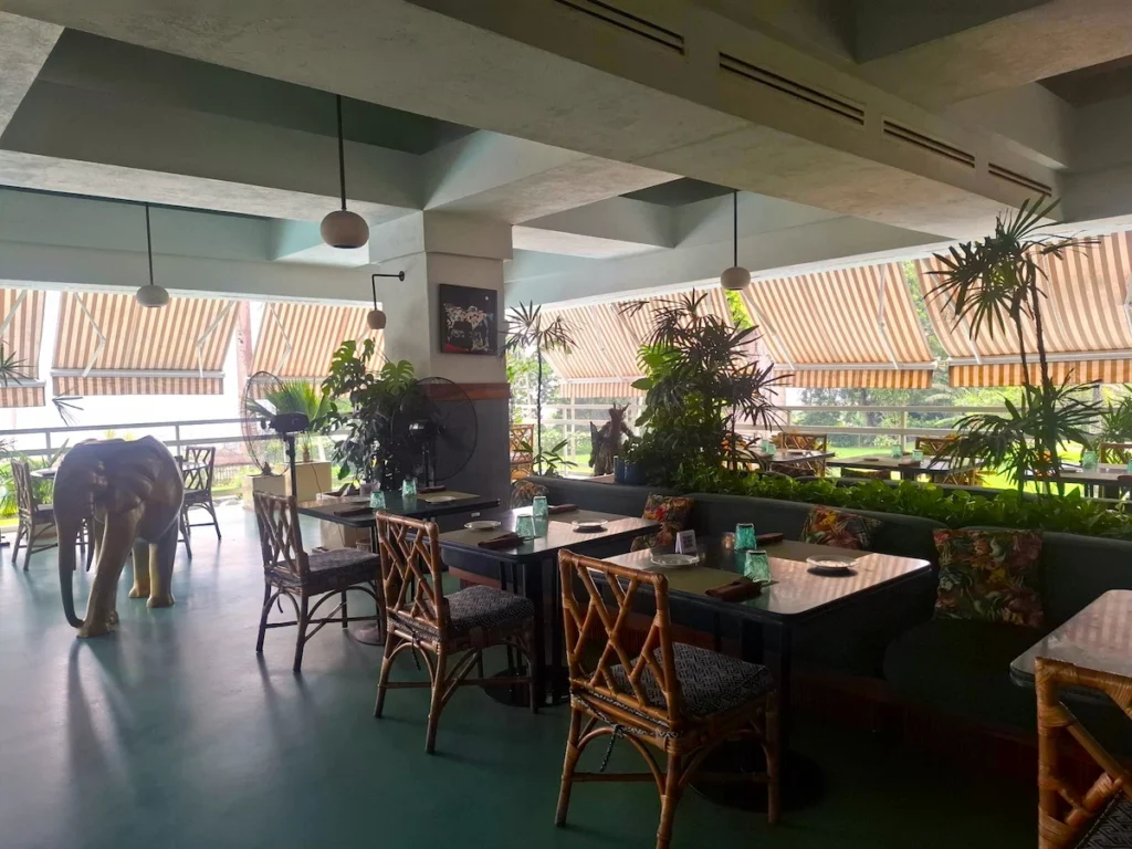 Sofitel Café – espace agréable Sofitel Café à Abidjan, un espace agréable pour se poser en intérieur pendant la saison des pluies.