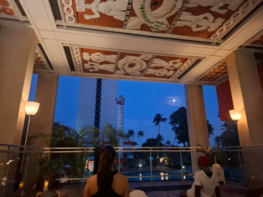 Yoga pleine lune – activité bien‑être en intérieur Séance de yoga à Abidjan, une activité bien‑être idéale pendant la saison des pluies.