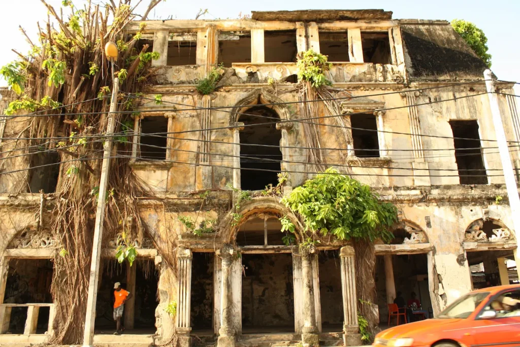 La Maison Ganamet historique à Grand-Bassam Maison Ganamet architecture coloniale Quartier de France Grand-Bassam