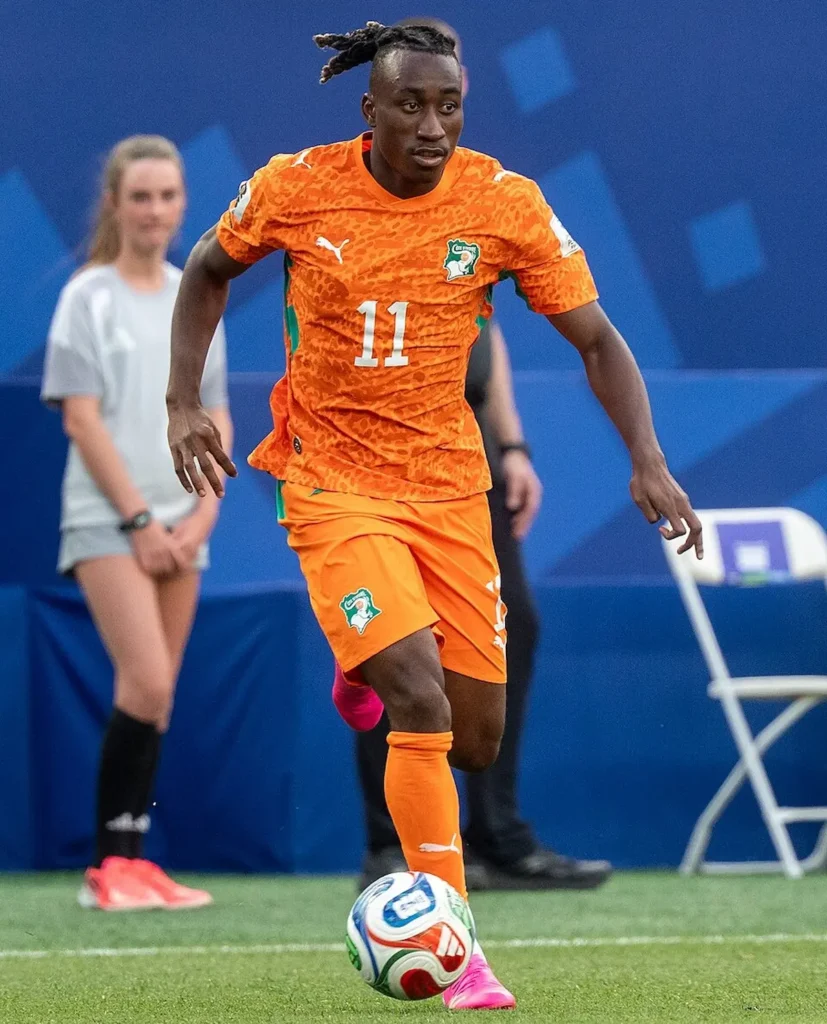 Yan Diomandé en action avec l'équipe de Côte d'Ivoire de football Yan Diomandé en action avec l'équipe de Côte d'Ivoire de football.